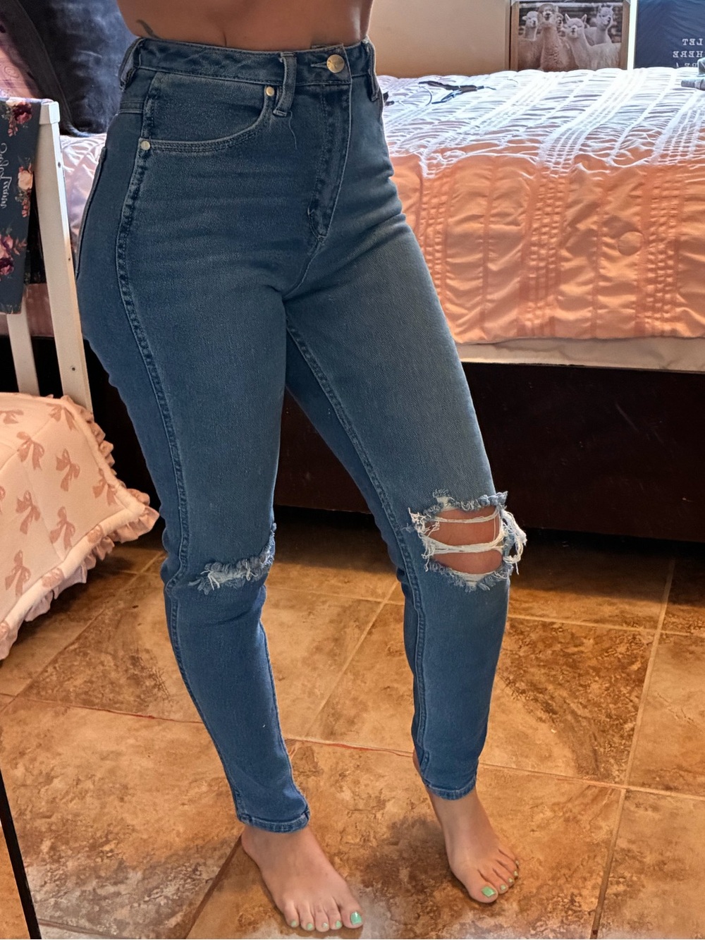 Ultra High-Rise Distressed Women's Wrangler Skinny Jeans. Farm-Blue 🐄